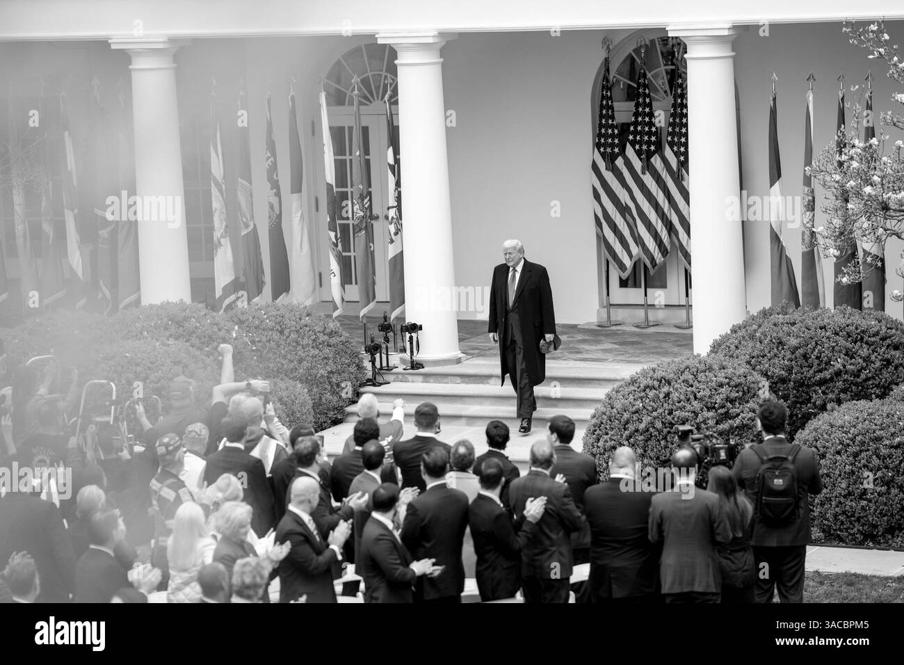 Le président Donald Trump signe un décret sur les plans tarifaires de l’administration lors d’un événement « Make America Wealth Again », mercredi 2 avril 2025, dans la roseraie de la Maison Blanche. (Photo officielle de la Maison Blanche par Daniel Torok) Banque D'Images