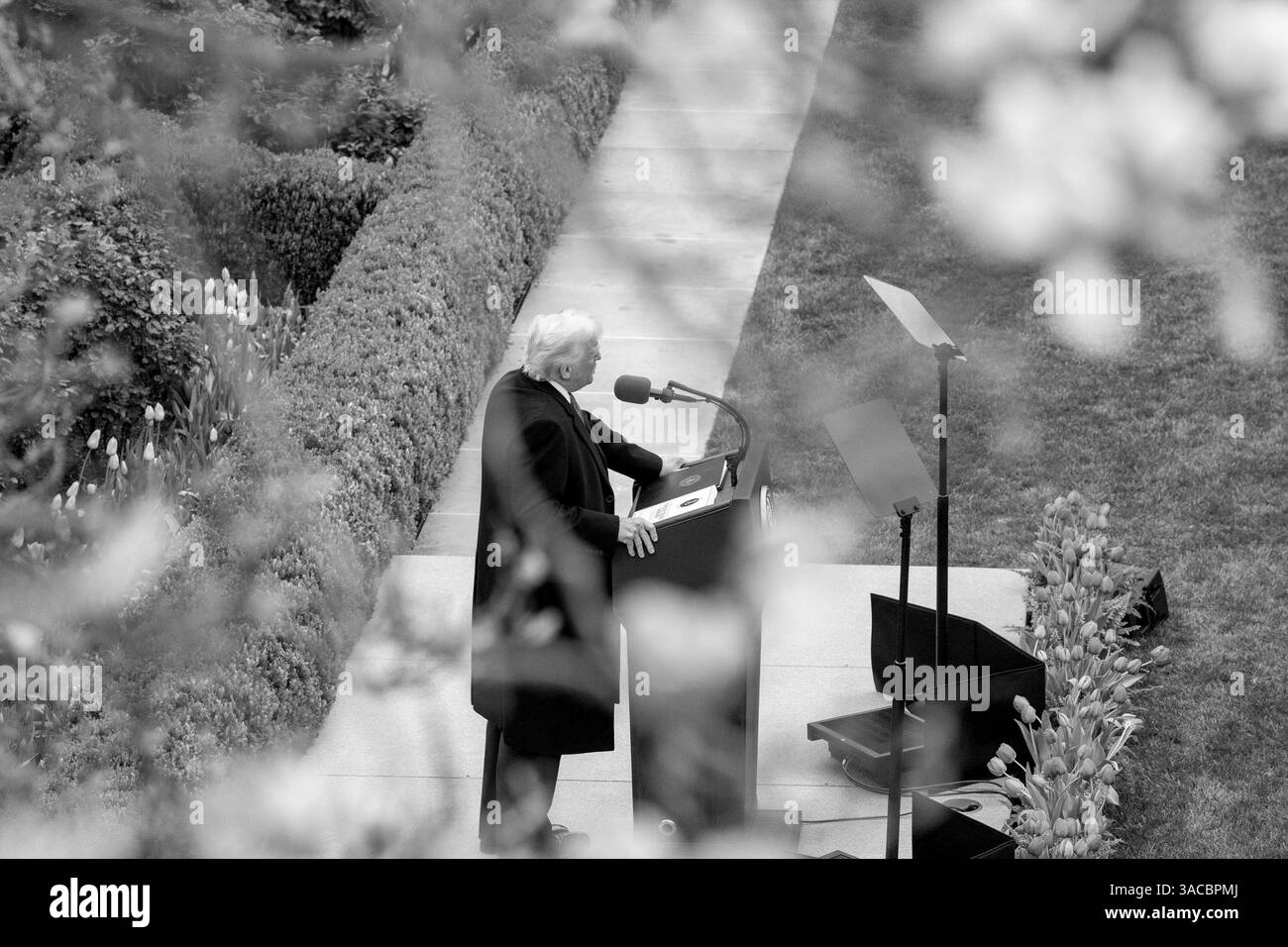 Le président Donald Trump signe un décret sur les plans tarifaires de l’administration lors d’un événement « Make America Wealth Again », mercredi 2 avril 2025, dans la roseraie de la Maison Blanche. (Photo officielle de la Maison Blanche par Daniel Torok) Banque D'Images