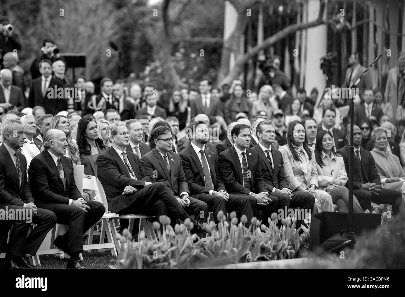 Le président Donald Trump signe un décret sur les plans tarifaires de l’administration lors d’un événement « Make America Wealth Again », mercredi 2 avril 2025, dans la roseraie de la Maison Blanche. (Photo officielle de la Maison Blanche par Daniel Torok) Banque D'Images