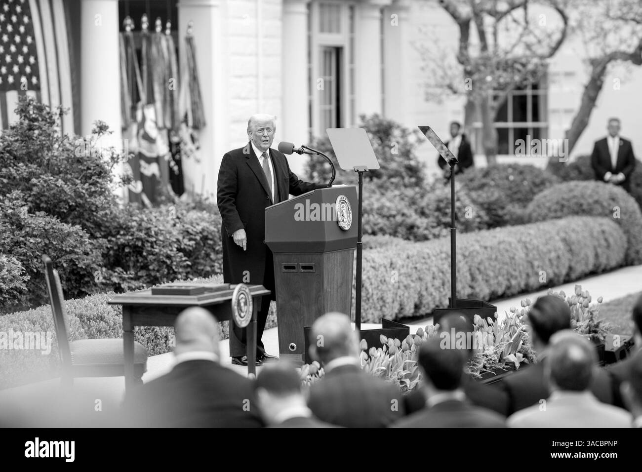 Le président Donald Trump signe un décret sur les plans tarifaires de l’administration lors d’un événement « Make America Wealth Again », mercredi 2 avril 2025, dans la roseraie de la Maison Blanche. (Photo officielle de la Maison Blanche par Daniel Torok) Banque D'Images
