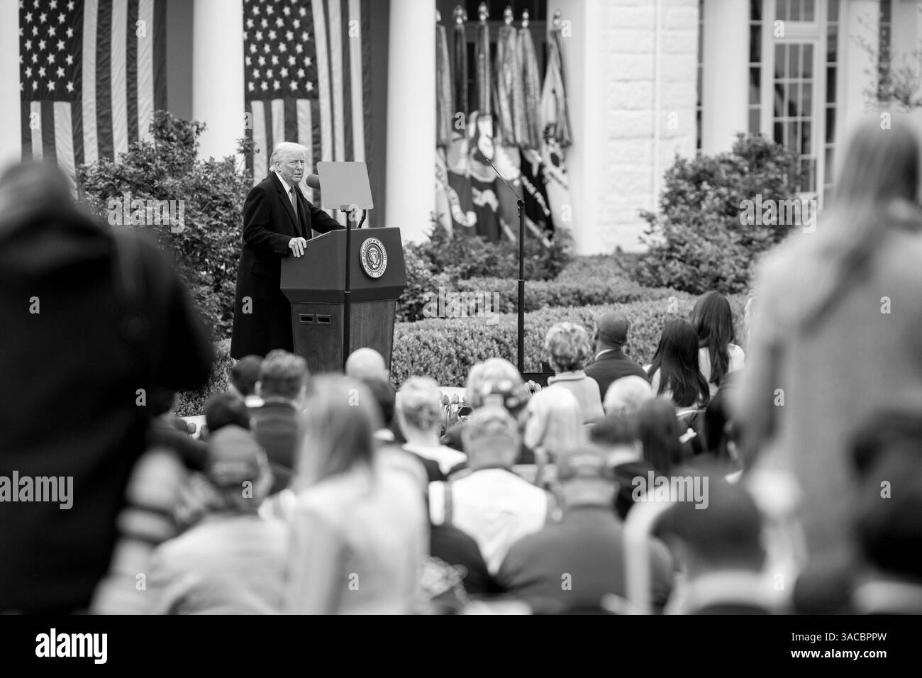 Le président Donald Trump signe un décret sur les plans tarifaires de l’administration lors d’un événement « Make America Wealth Again », mercredi 2 avril 2025, dans la roseraie de la Maison Blanche. (Photo officielle de la Maison Blanche par Daniel Torok) Banque D'Images
