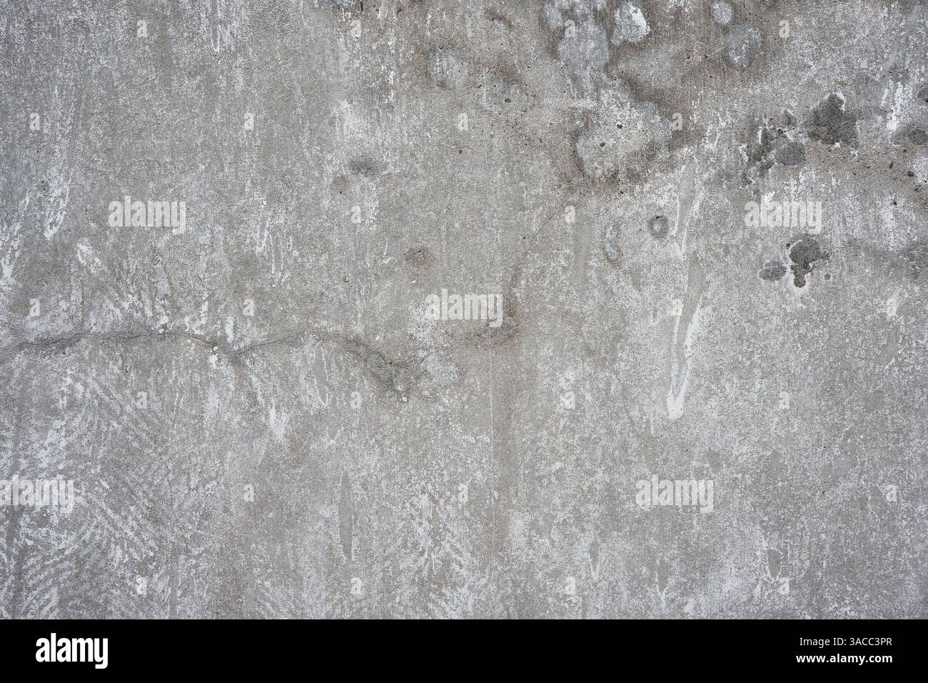 Mur de béton sale avec fissure, fond de couleur grise, retrait du plâtre d'un mur de ciment, texture de surface rugueuse. Rénovation de l'ancien résidentiel premi Banque D'Images