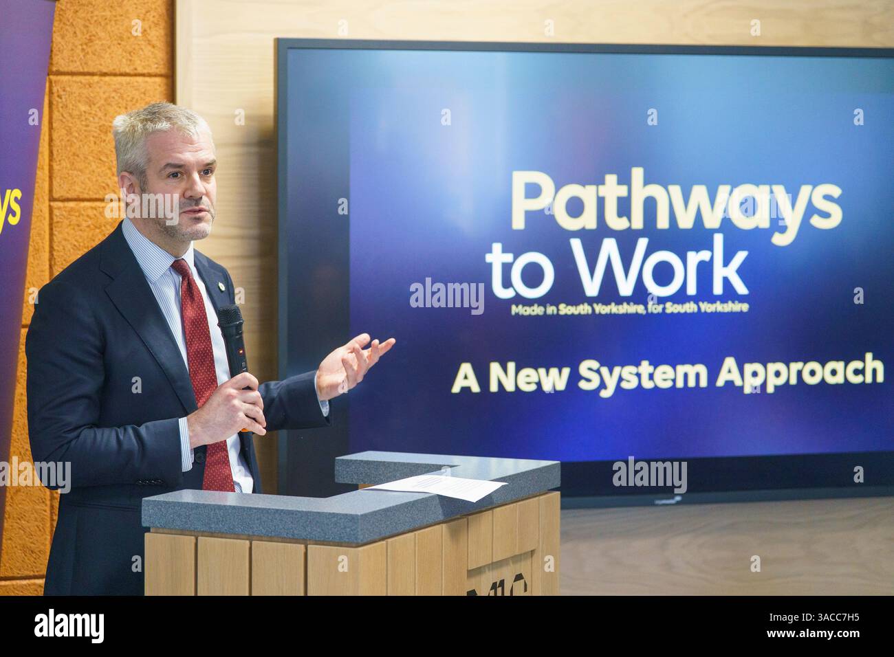 Oliver Coppard, maire du Yorkshire du Sud, prend la parole au Digital Media Centre, à Barnsley, pour marquer le lancement du premier des neuf projets pilotes menés par la communauté pour lutter contre l'inactivité, comme annoncé dans le livre blanc Get Britain Working Paper. Date de la photo : jeudi 3 avril 2025. Banque D'Images
