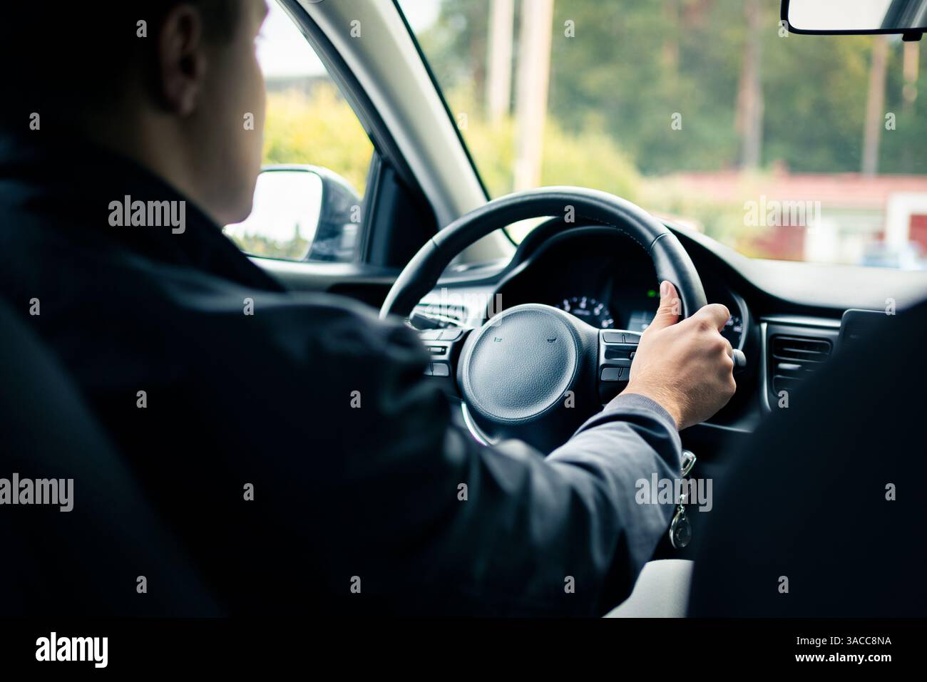 Chauffeur en voiture covoiturage ou en taxi. Essai routier ou formation. Assurance véhicule d'occasion. Livreur ou covoiturage. Cabine illégale. Vue de derrière. Banque D'Images