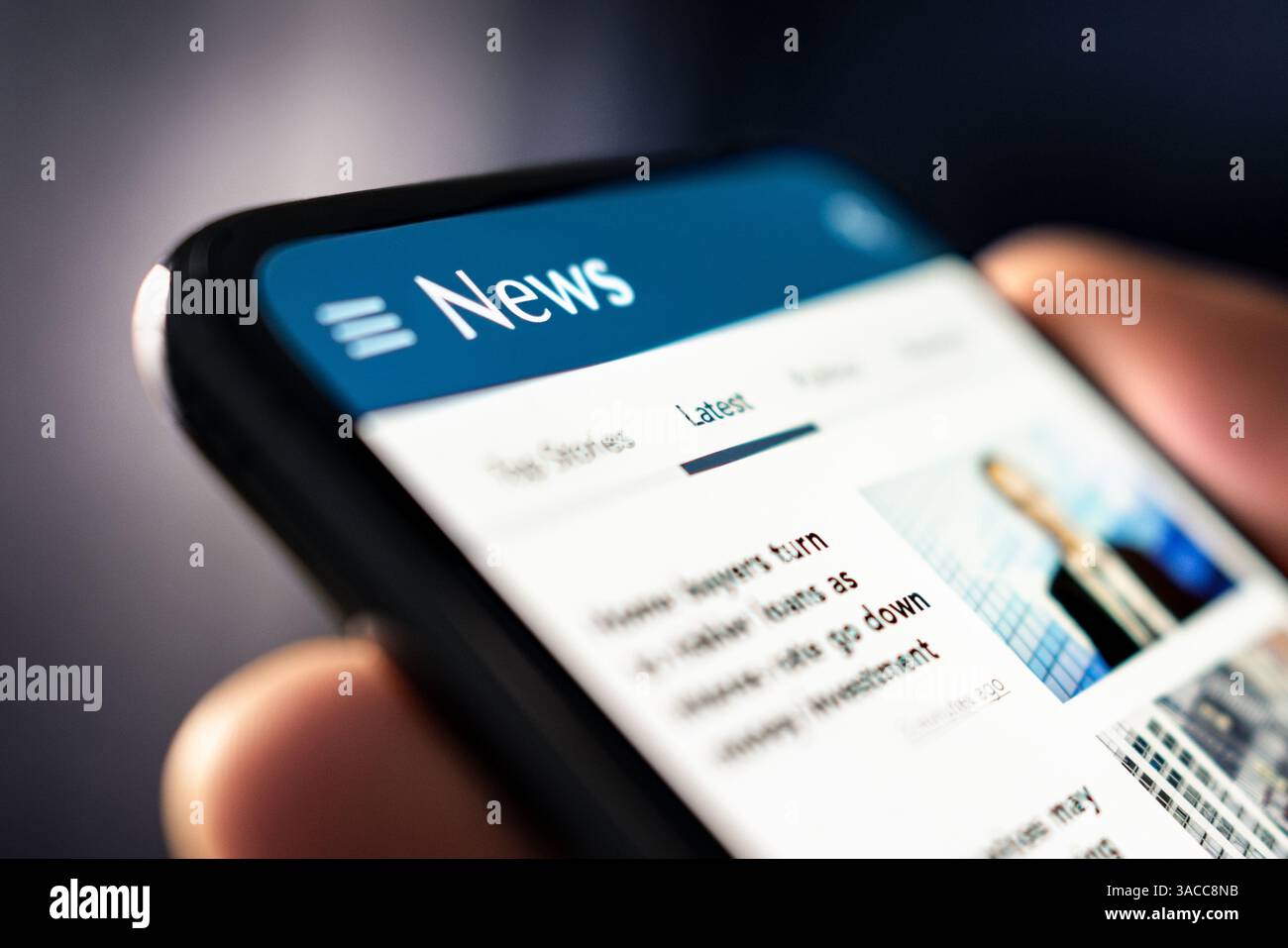 Actualités et presse. Communiqué de presse. Lecture de journaux avec téléphone. article numérique en ligne et titres sur le site Web. Rapport, publication ou blog. Banque D'Images