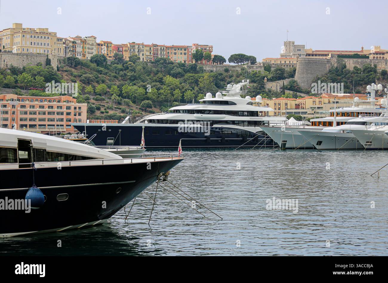 Monaco Monte Carlo : le yacht privé de luxe SYMPHONY détenu par l'homme d'affaires français et milliardaire Bernard Arnault, l'un des milliardaires les plus riches du monde Banque D'Images
