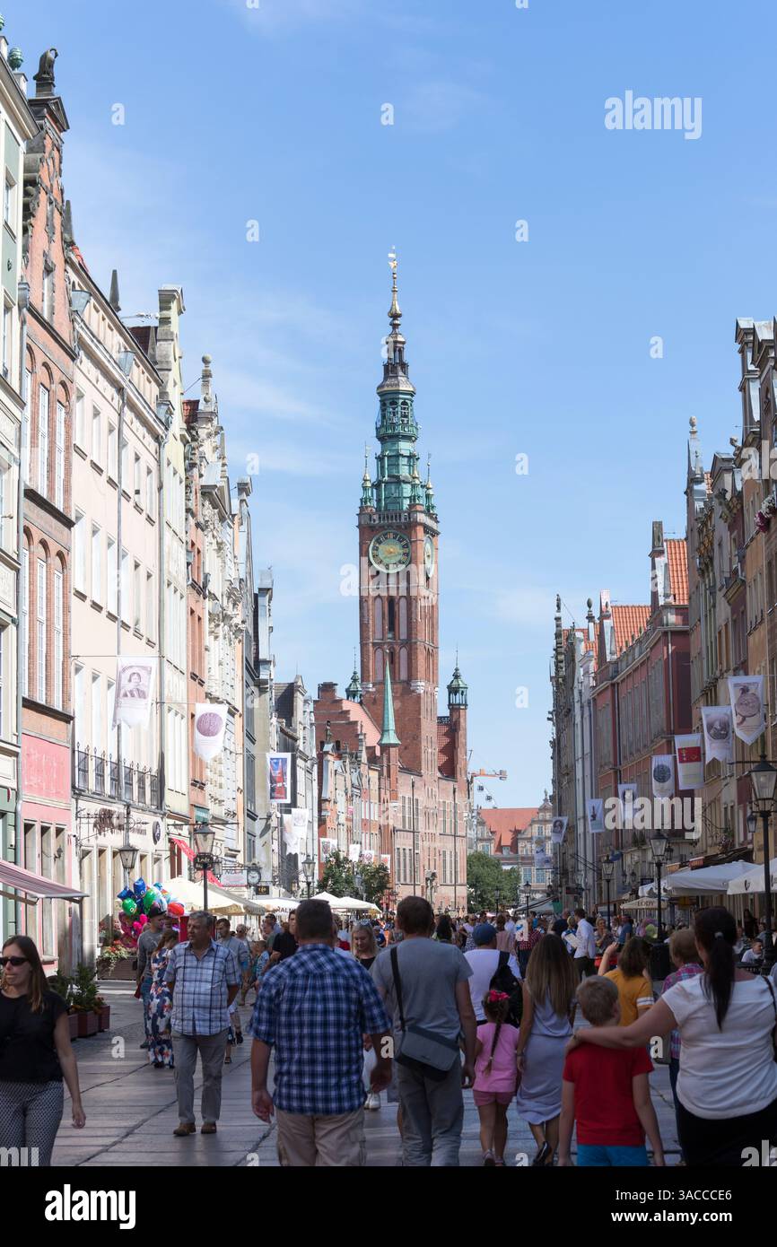 Gdansk, Pologne, vue de scène de rue de la tour du musée historique dans la ville de Gdansk. Banque D'Images