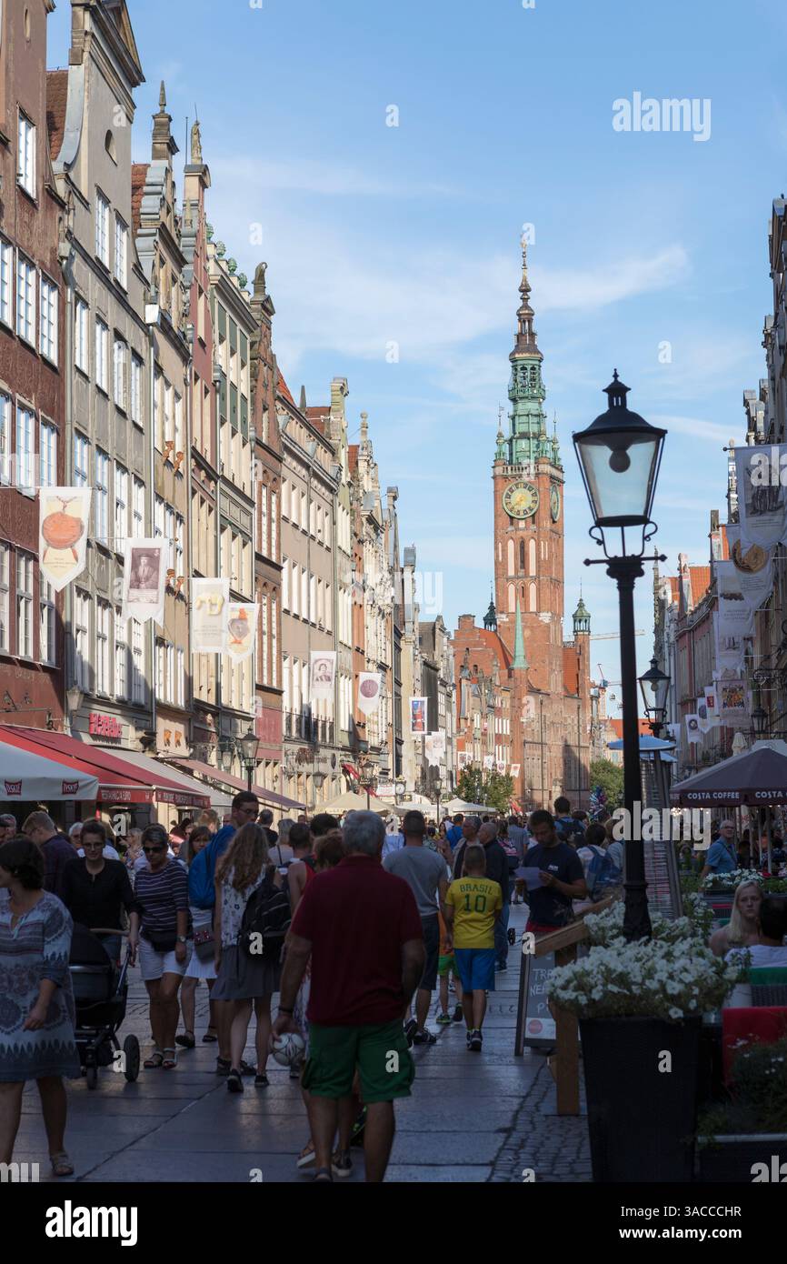 Gdansk, Pologne, vue le long de Dlugi Targ (longue rue du marché) vers la tour de l'horloge de l'hôtel de ville. Banque D'Images