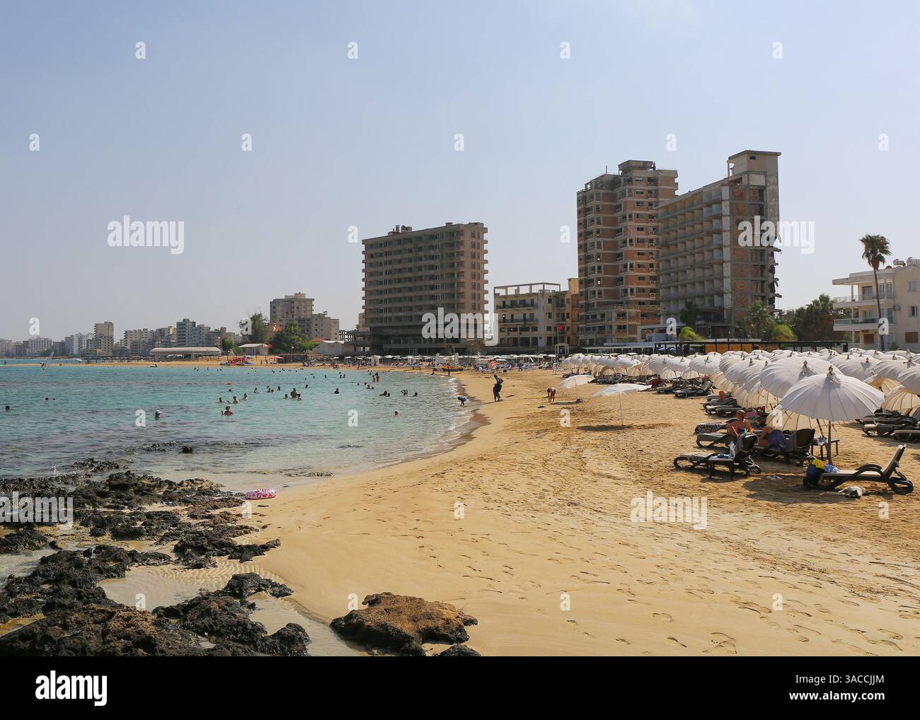 Varosha, Famagouste, Chypre du Nord-31 août 2023 : parasols de fantaisie, gens et bâtiments abandonnés Banque D'Images