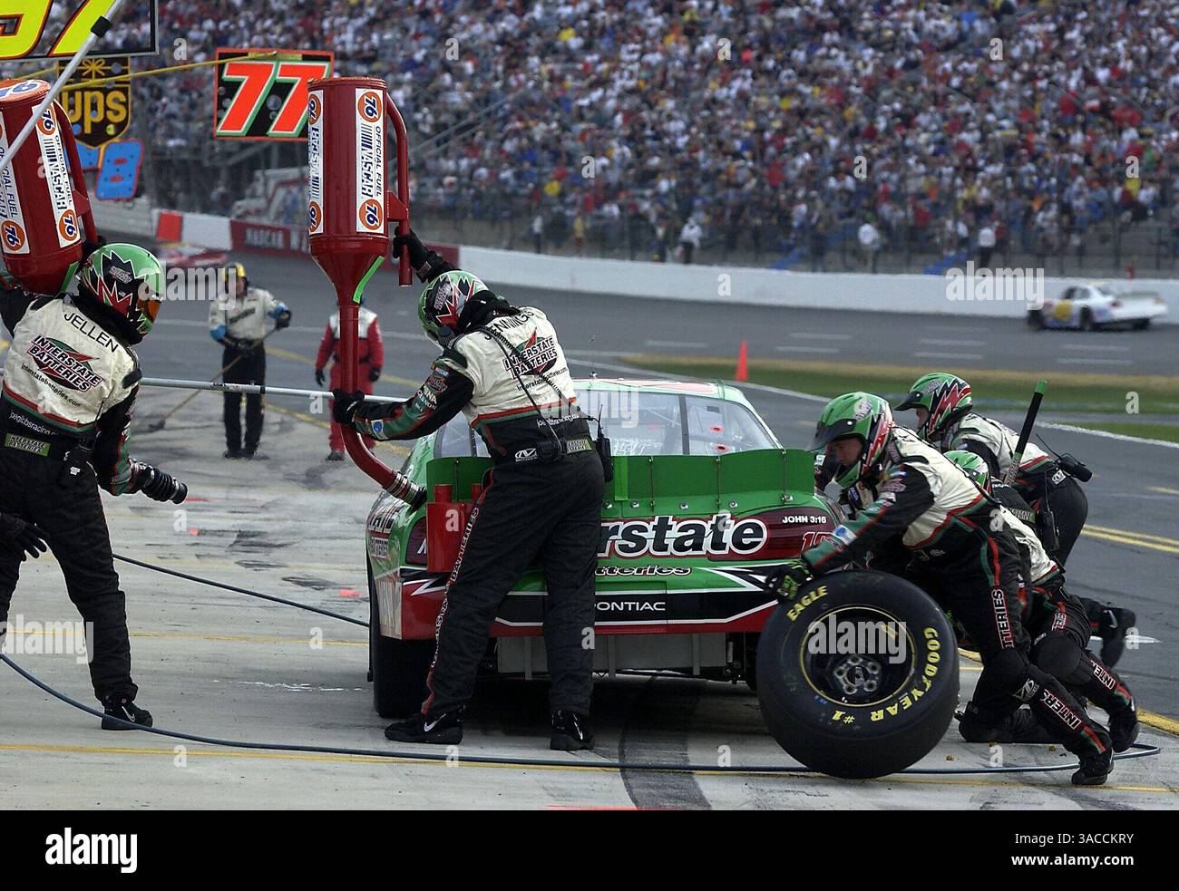 Deuxième place Bobby Labonte (USA) Interstate batteries Pontiac fait un arrêt au stand..NASCAR Winston Cup Series, Rd 31, UAW-GM Quality 500, LoweÃs Motor Speedway, Charlotte, États-Unis, 13 octobre 2002..IMAGE NUMÉRIQUE (crédit image : ©Sutton Motorsports/ZUMA Press) Banque D'Images