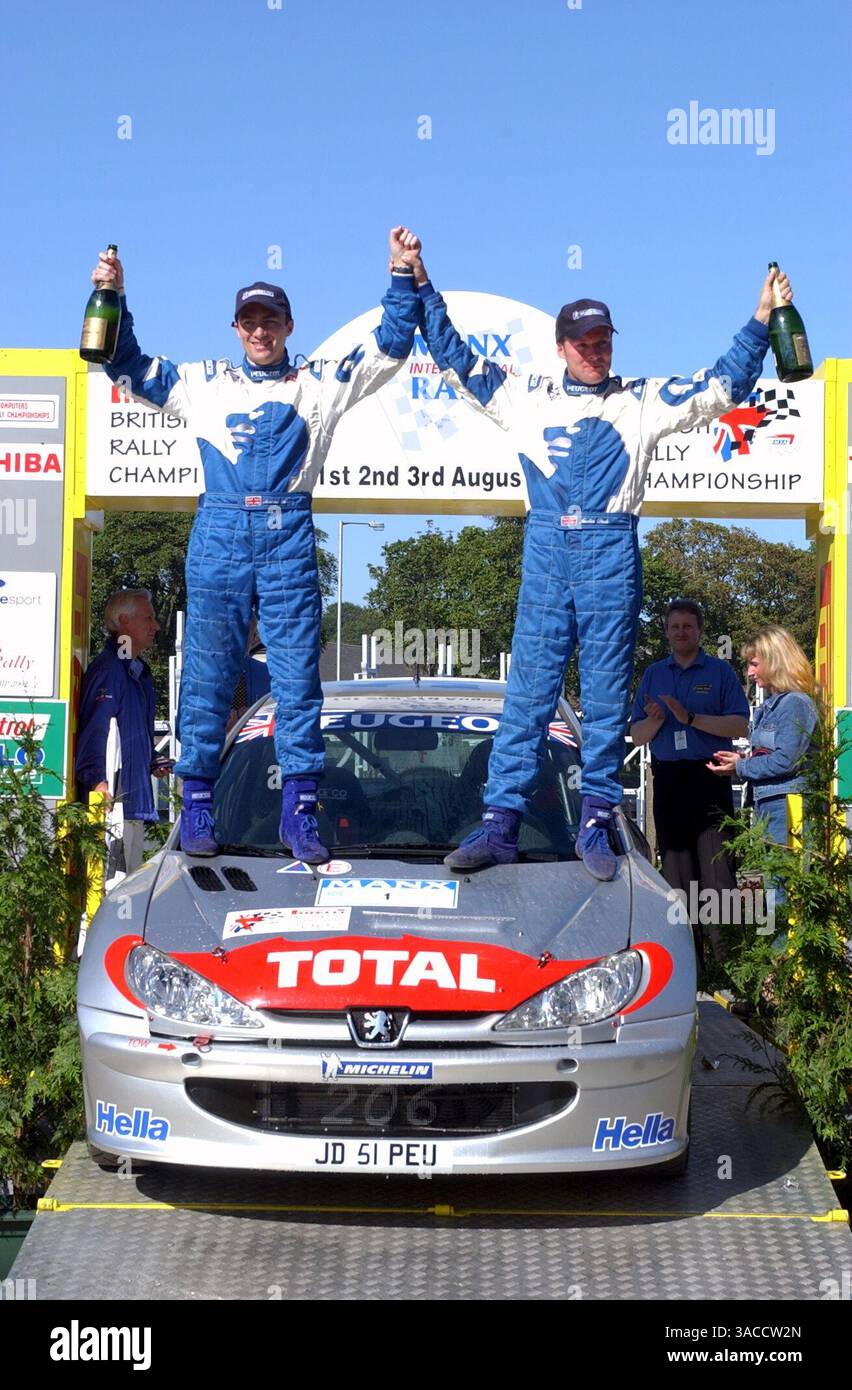 British Rally Championship..Round 5..Manx International Rally, 1-3 août 2002..Douglas, Île de Man..Justin Dale et Andrew Bargery célèbrent leur victoire dans la catégorie S1600..image numérique (crédit image : ©Sutton Motorsports/ZUMA Press) Banque D'Images