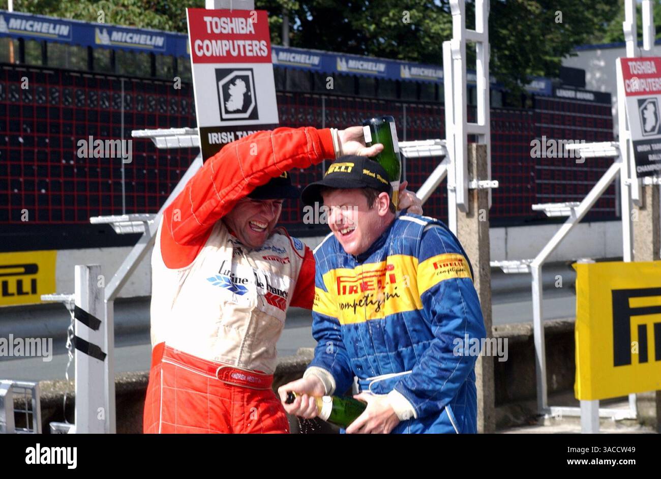 British Rally Championship..Round 5..Manx International Rally, 1-3 août 2002..Douglas, Île de Man..Andrew Nesbitt donne du champagne à Mark Higgins..image numérique (crédit image : ©Sutton Motorsports/ZUMA Press) Banque D'Images