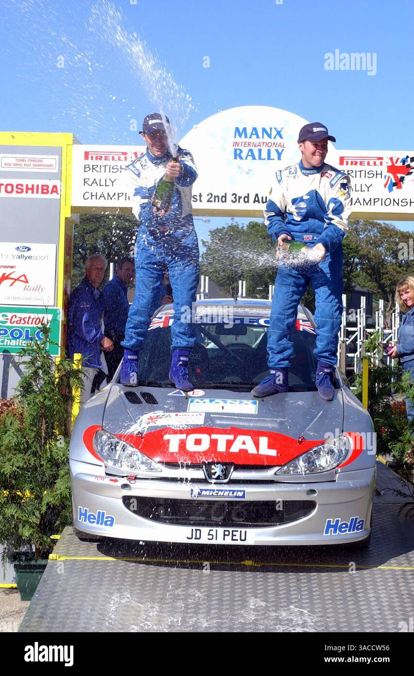 British Rally Championship..Round 5..Manx International Rally, 1-3 août 2002..Douglas, Île de Man..Justin Dale et Andrew Bargery vaporisent le champagne..image numérique (crédit image : ©Sutton Motorsports/ZUMA Press) Banque D'Images