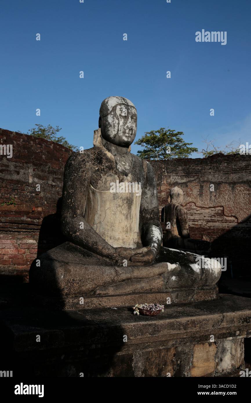 Sri Lanka. Polonnaruwa Vatadage. Stupa Buddisht (XIIe siècle). Statue de Bouddha sur la plate-forme supérieure. Banque D'Images
