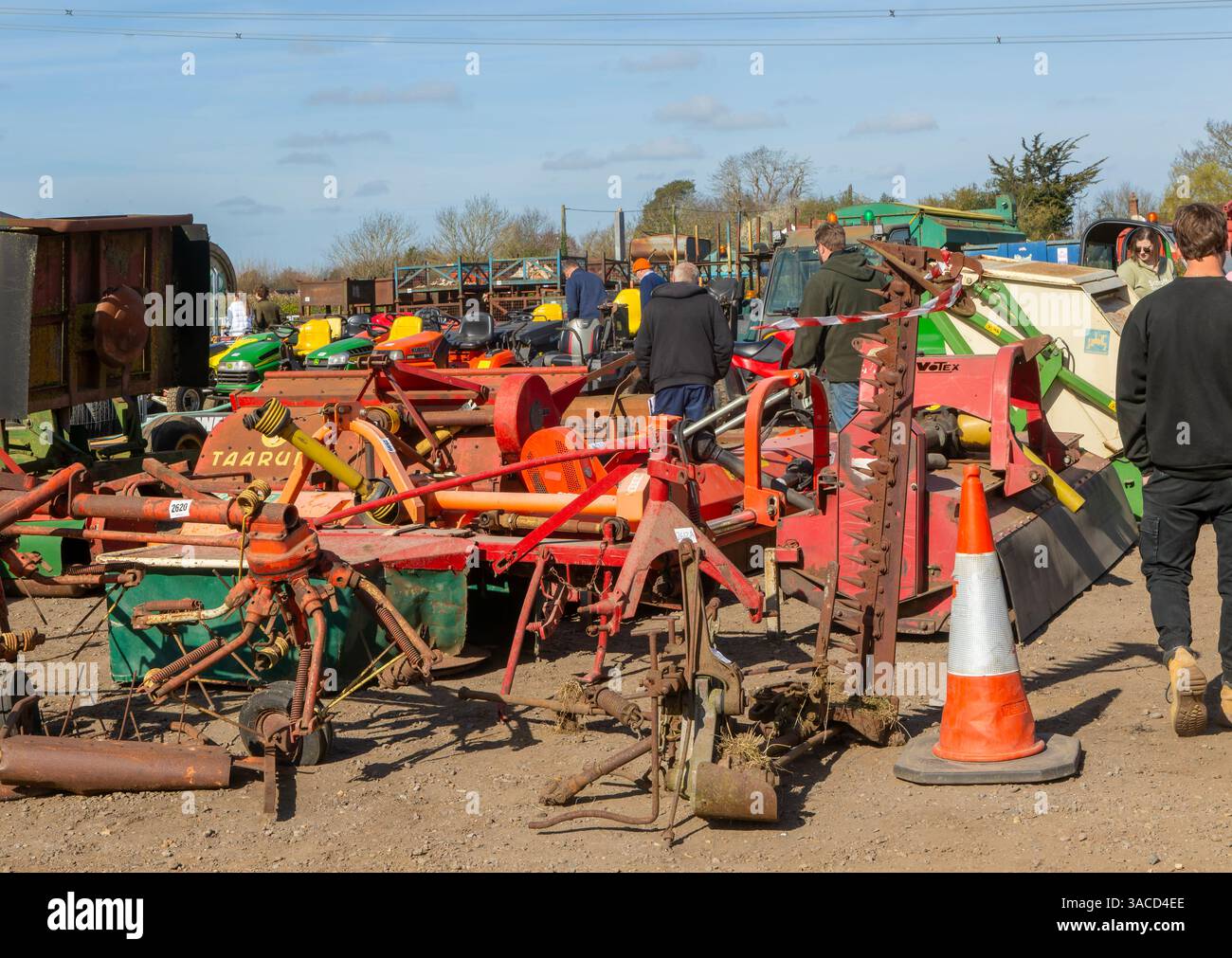 Les gens regardant les articles de vente aux enchères machines agricoles matériel agricole, Campsea Ashe, Suffolk, Angleterre, Royaume-Uni Banque D'Images