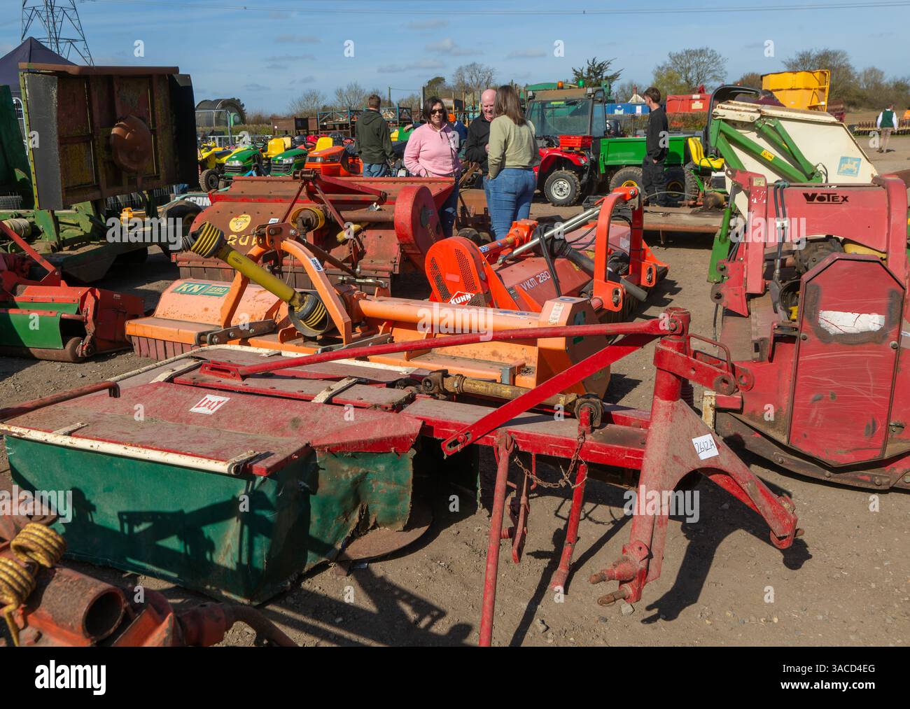 Les gens regardant les articles de vente aux enchères machines agricoles matériel agricole, Campsea Ashe, Suffolk, Angleterre, Royaume-Uni Banque D'Images