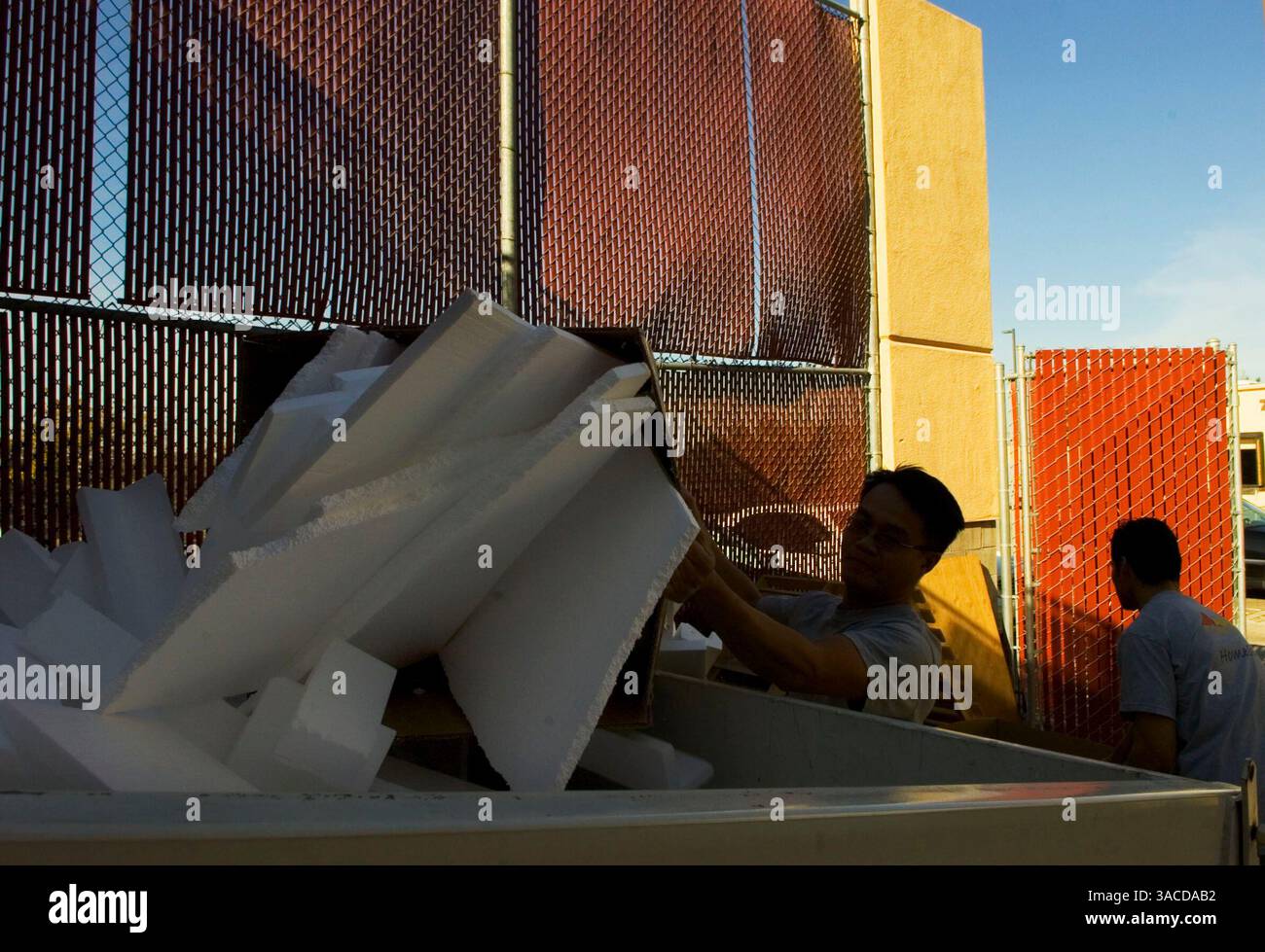 Mark Khammany (cq) et David Barraza (cq), employés de l'entrepôt, transportent la mousse de polystyrène dans le bac de recyclage d'Ashley Furniture mercredi. Le magasin est le premier dans la région de Sacramento à commencer à recycler les emballages en polystyrène afin de réduire les déchets dans les décharges. The Sacramento Bee/ Anne Chadwick Williams/ 14 novembre 2007 Banque D'Images