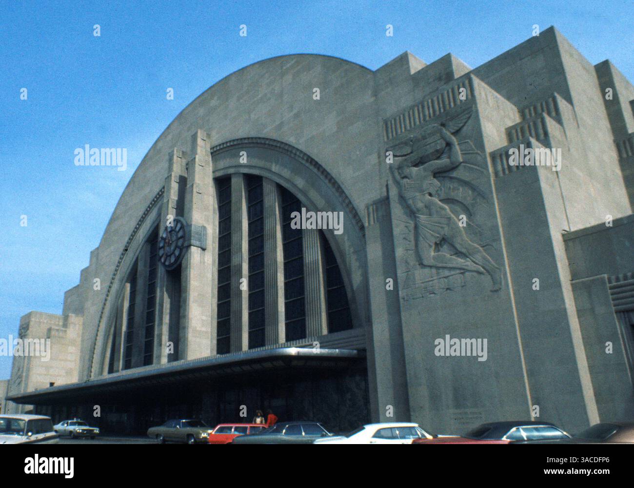 04 oct. 2002 - Cincinnati, Ohio, États-Unis - Cincinnati Union terminal, avant d'être converti en centre de musée, était une gare ferroviaire qui jouait un rôle majeur comme point d'ébarkation pour les troupes militaires de la seconde Guerre mondiale. (Crédit image : © Ken Stewart/ZUMA Press) Banque D'Images