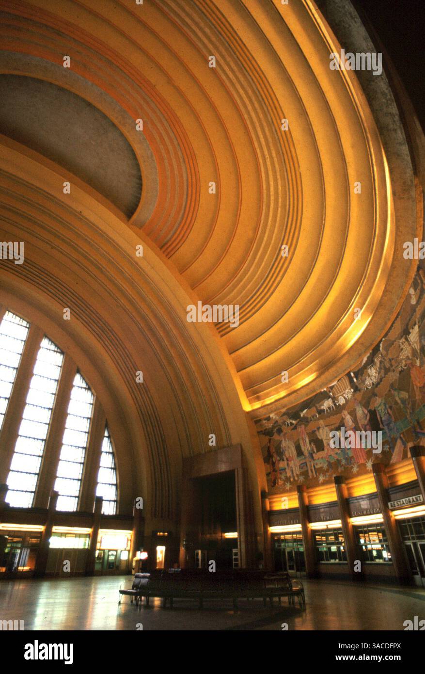 04 oct. 2002 - Cincinnati, Ohio, États-Unis - Cincinnati Union terminal, avant d'être converti en centre de musée, était une gare ferroviaire qui jouait un rôle majeur comme point d'ébarkation pour les troupes militaires de la seconde Guerre mondiale. (Crédit image : © Ken Stewart/ZUMA Press) Banque D'Images