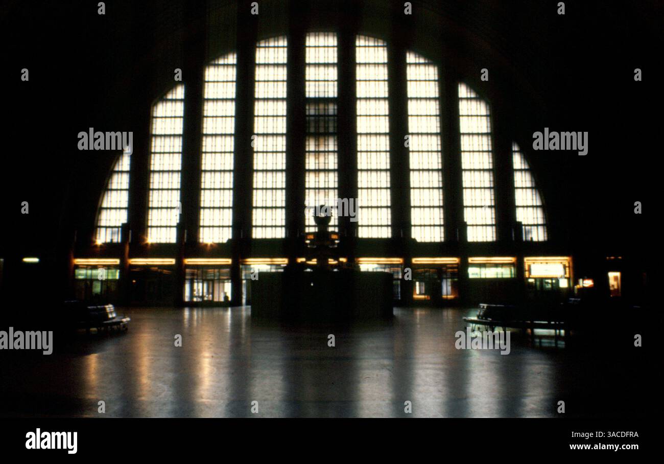 04 oct. 2002 - Cincinnati, Ohio, États-Unis - Cincinnati Union terminal, avant d'être converti en centre de musée, était une gare ferroviaire qui jouait un rôle majeur comme point d'ébarkation pour les troupes militaires de la seconde Guerre mondiale. (Crédit image : © Ken Stewart/ZUMA Press) Banque D'Images