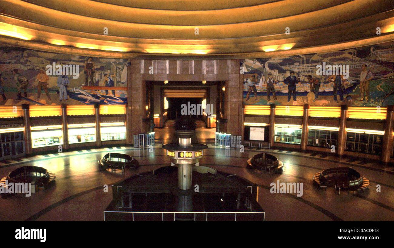 04 oct. 2002 - Cincinnati, Ohio, États-Unis - Cincinnati Union terminal, avant d'être converti en centre de musée, était une gare ferroviaire qui jouait un rôle majeur comme point d'ébarkation pour les troupes militaires de la seconde Guerre mondiale. (Crédit image : © Ken Stewart/ZUMA Press) Banque D'Images