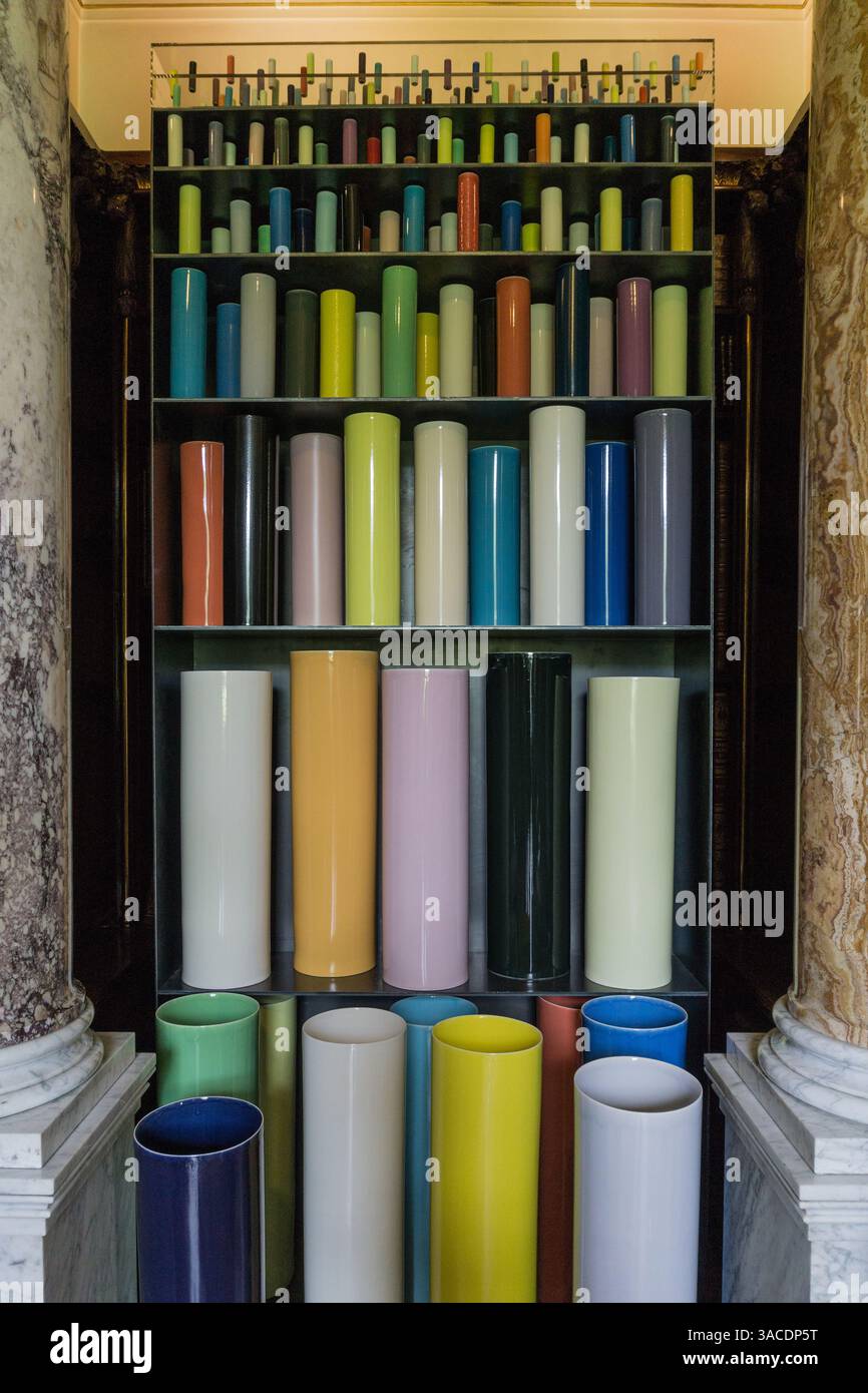 Sowing Colour , une œuvre d'art de Natasha Daintry, faite de 237 pots en porcelaine de différentes tailles et couleurs, Chatsworth House, Derbyshire, Royaume-Uni, 2019 Banque D'Images