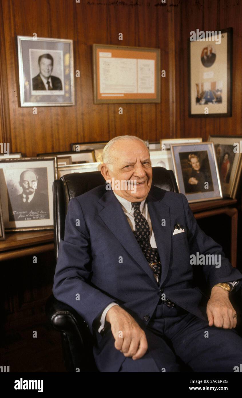 01 juin 1980 - Los Angeles, Californie, USA - ARMAND HAMMER (21 mai 1898 C 10 décembre 1990), industriel et collectionneur d'art PDG de la Occidental Petroleum Company, dans son bureau de Westwood, Los Angeles, entouré de leaders mondiaux qu'il connaissait et admirait : Margaret Thatcher, Ronald Reagan et Vladimir Lénine. Sa collection d'art a formé le noyau du UCLA Hammer Museum à Westwood, Los Angeles. (Crédit image : © Bernard Fallon/ZUMA Press) Banque D'Images