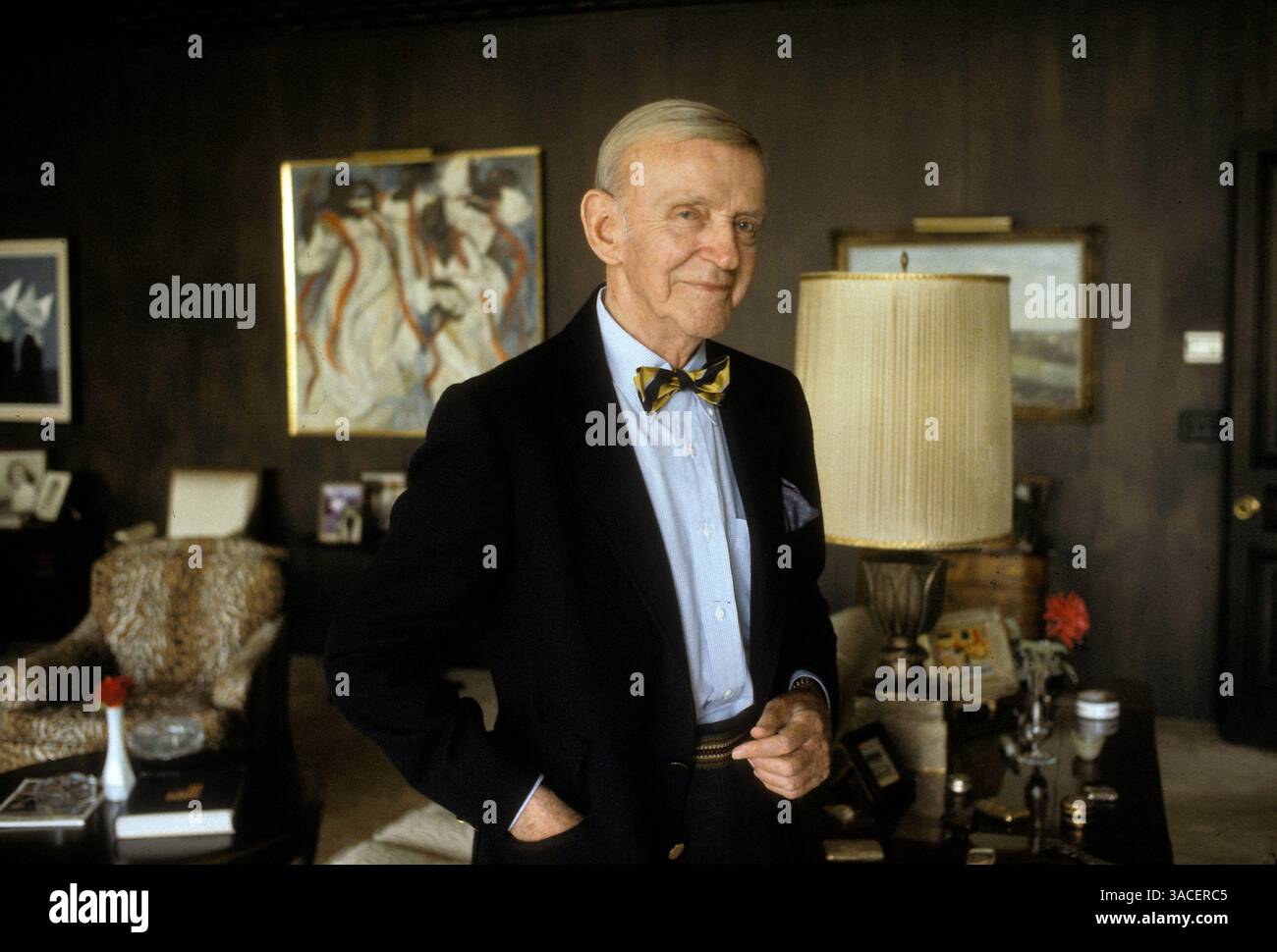 01 mai 1984 - Beverly Hills, Californie, États-Unis - FRED ASTAIRE (10 mai 1899 C 22 juin 1987), danseur, chorégraphe, chanteur et acteur américain récompensé par un Academy Award, célèbre son 85e anniversaire en mai 1984 à sa maison de Beverly Hills. (Crédit image : © Bernard Fallon/ZUMA Press) Banque D'Images