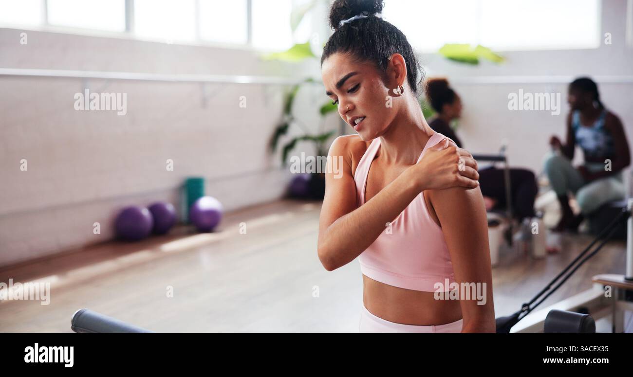 Gymnase, exercice et femme avec des douleurs à l'épaule pour la forme physique, la tension musculaire et l'inflammation en studio. Club de santé, personne féminine et bien-être avec Banque D'Images