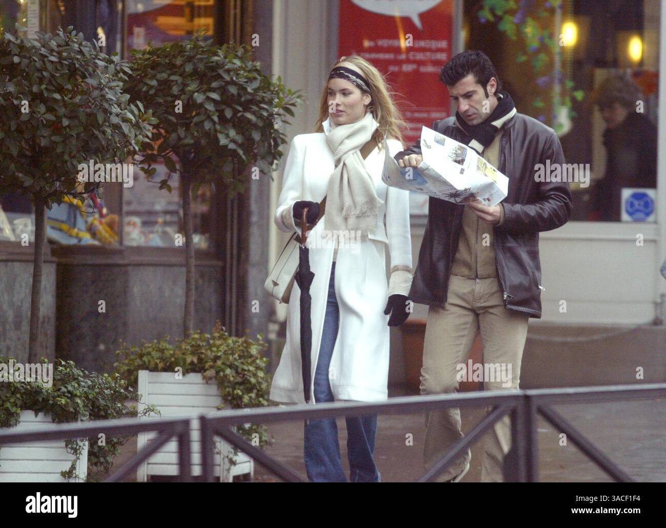 27 décembre 2002 ; Paris, France ; le footballeur du Real Madrid LUIS FIGO et sa femme HELEN SVEDIN prennent de courtes vacances loin des enfants pour faire du shopping et profiter de la compagnie de l'autre sous la pluie humide de Paris. Ils ont rendu visite à trois ou quatre bijoutiers où Luis a acheté des cadeaux pour sa belle épouse. Banque D'Images
