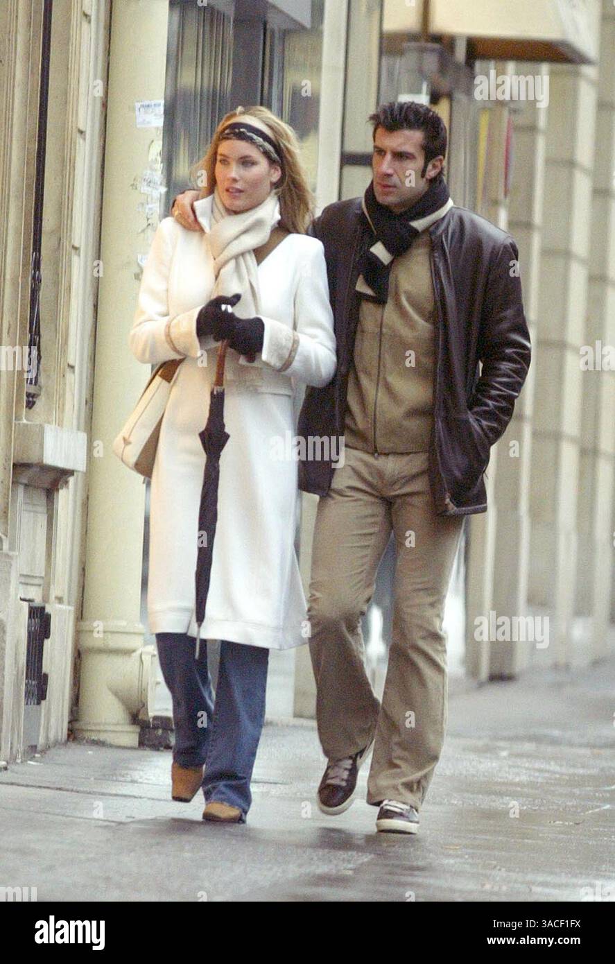 27 décembre 2002 ; Paris, France ; le footballeur du Real Madrid LUIS FIGO et sa femme HELEN SVEDIN prennent de courtes vacances loin des enfants pour faire du shopping et profiter de la compagnie de l'autre sous la pluie humide de Paris. Ils ont rendu visite à trois ou quatre bijoutiers où Luis a acheté des cadeaux pour sa belle épouse. Banque D'Images