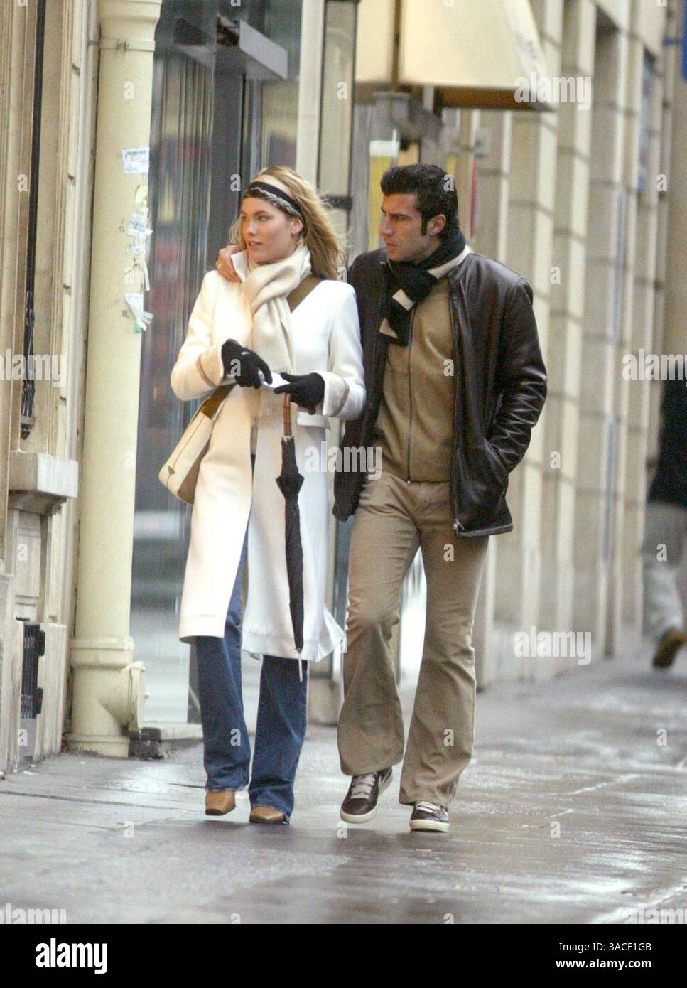 27 décembre 2002 ; Paris, France ; le footballeur du Real Madrid LUIS FIGO et sa femme HELEN SVEDIN prennent de courtes vacances loin des enfants pour faire du shopping et profiter de la compagnie de l'autre sous la pluie humide de Paris. Ils ont rendu visite à trois ou quatre bijoutiers où Luis a acheté des cadeaux pour sa belle épouse. Banque D'Images