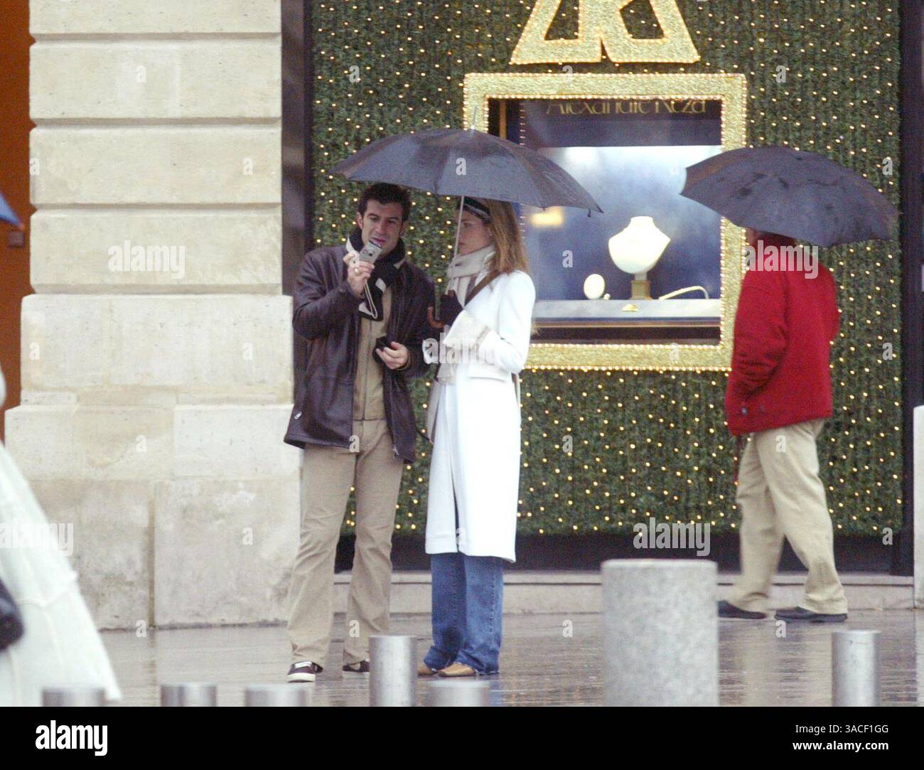 27 décembre 2002 ; Paris, France ; le footballeur du Real Madrid LUIS FIGO et sa femme HELEN SVEDIN prennent de courtes vacances loin des enfants pour faire du shopping et profiter de la compagnie de l'autre sous la pluie humide de Paris. Ils ont rendu visite à trois ou quatre bijoutiers où Luis a acheté des cadeaux pour sa belle épouse. Banque D'Images