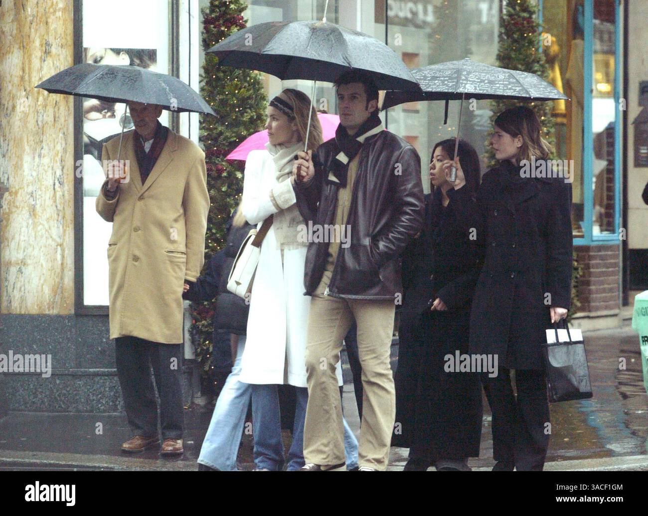 27 décembre 2002 ; Paris, France ; le footballeur du Real Madrid LUIS FIGO et sa femme HELEN SVEDIN prennent de courtes vacances loin des enfants pour faire du shopping et profiter de la compagnie de l'autre sous la pluie humide de Paris. Ils ont rendu visite à trois ou quatre bijoutiers où Luis a acheté des cadeaux pour sa belle épouse. Banque D'Images