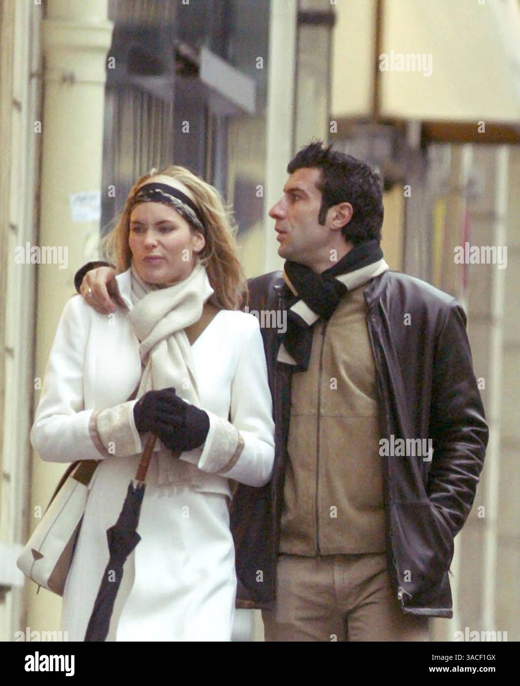 27 décembre 2002 ; Paris, France ; le footballeur du Real Madrid LUIS FIGO et sa femme HELEN SVEDIN prennent de courtes vacances loin des enfants pour faire du shopping et profiter de la compagnie de l'autre sous la pluie humide de Paris. Ils ont rendu visite à trois ou quatre bijoutiers où Luis a acheté des cadeaux pour sa belle épouse. Banque D'Images