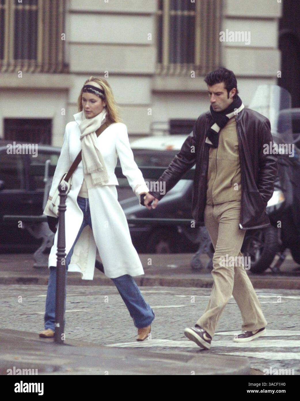 27 décembre 2002 ; Paris, France ; le footballeur du Real Madrid LUIS FIGO et sa femme HELEN SVEDIN prennent de courtes vacances loin des enfants pour faire du shopping et profiter de la compagnie de l'autre sous la pluie humide de Paris. Ils ont rendu visite à trois ou quatre bijoutiers où Luis a acheté des cadeaux pour sa belle épouse. Banque D'Images