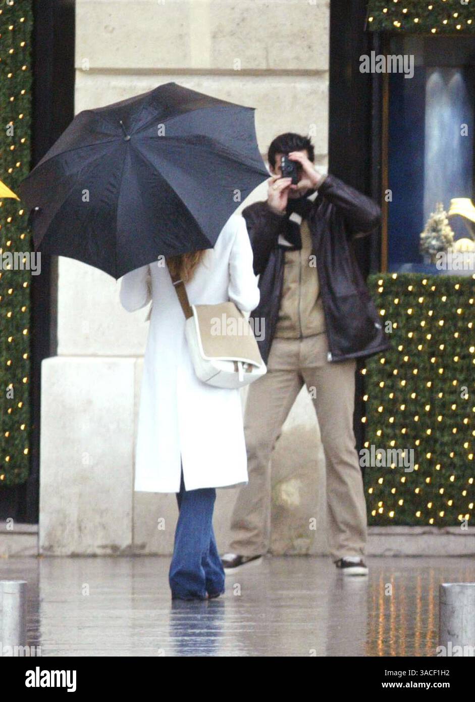 27 décembre 2002 ; Paris, France ; le footballeur du Real Madrid LUIS FIGO et sa femme HELEN SVEDIN prennent de courtes vacances loin des enfants pour faire du shopping et profiter de la compagnie de l'autre sous la pluie humide de Paris. Ils ont rendu visite à trois ou quatre bijoutiers où Luis a acheté des cadeaux pour sa belle épouse. Banque D'Images