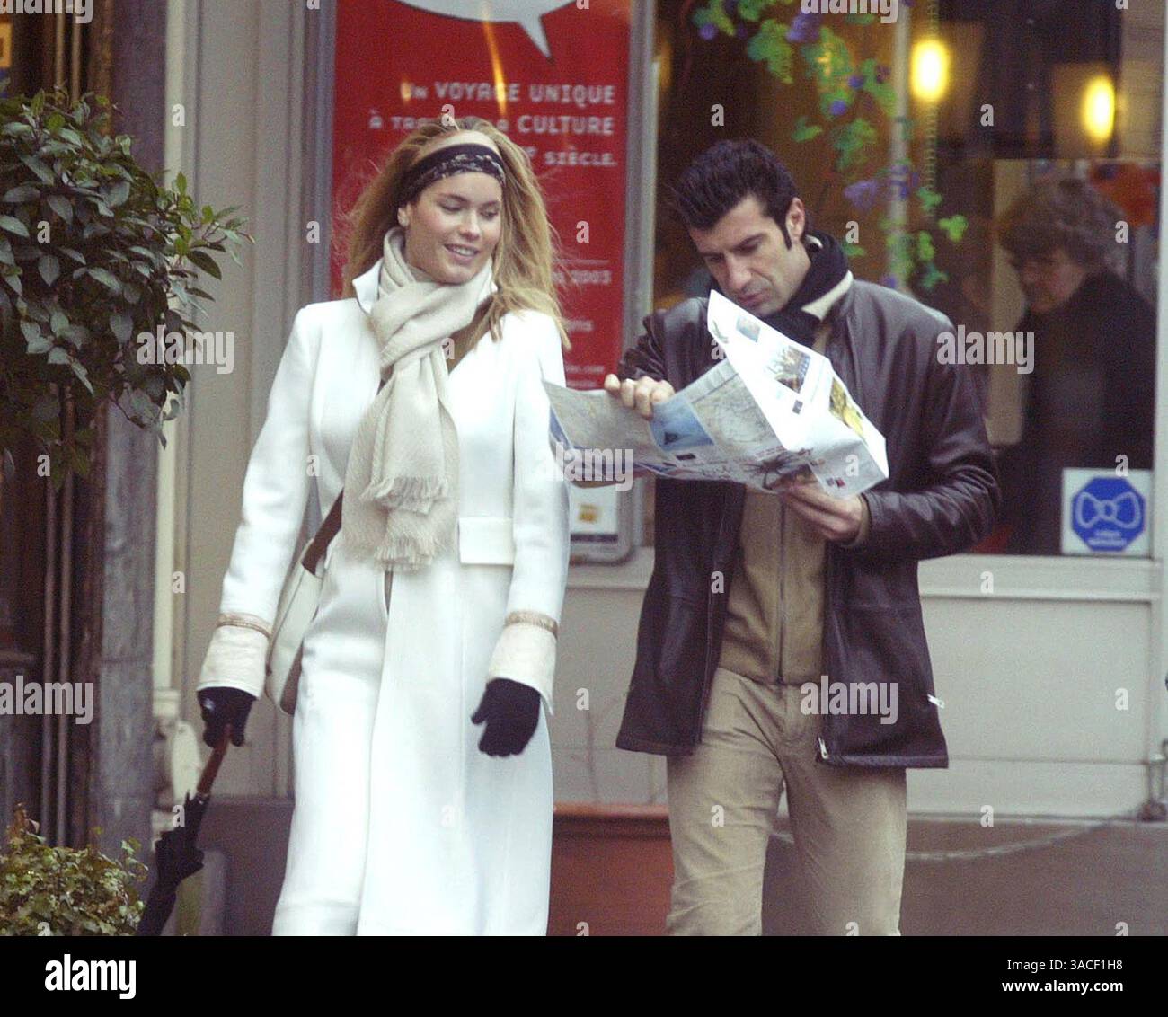 27 décembre 2002 ; Paris, France ; le footballeur du Real Madrid LUIS FIGO et sa femme HELEN SVEDIN prennent de courtes vacances loin des enfants pour faire du shopping et profiter de la compagnie de l'autre sous la pluie humide de Paris. Ils ont rendu visite à trois ou quatre bijoutiers où Luis a acheté des cadeaux pour sa belle épouse. Banque D'Images