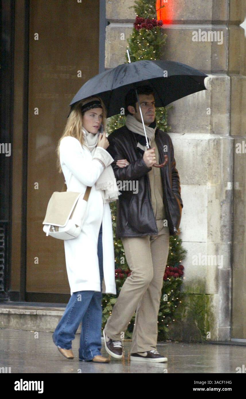 27 décembre 2002 ; Paris, France ; le footballeur du Real Madrid LUIS FIGO et sa femme HELEN SVEDIN prennent de courtes vacances loin des enfants pour faire du shopping et profiter de la compagnie de l'autre sous la pluie humide de Paris. Ils ont rendu visite à trois ou quatre bijoutiers où Luis a acheté des cadeaux pour sa belle épouse. Banque D'Images