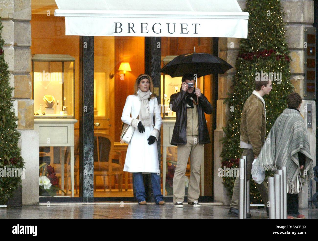 27 décembre 2002 ; Paris, France ; le footballeur du Real Madrid LUIS FIGO et sa femme HELEN SVEDIN prennent de courtes vacances loin des enfants pour faire du shopping et profiter de la compagnie de l'autre sous la pluie humide de Paris. Ils ont rendu visite à trois ou quatre bijoutiers où Luis a acheté des cadeaux pour sa belle épouse. Banque D'Images