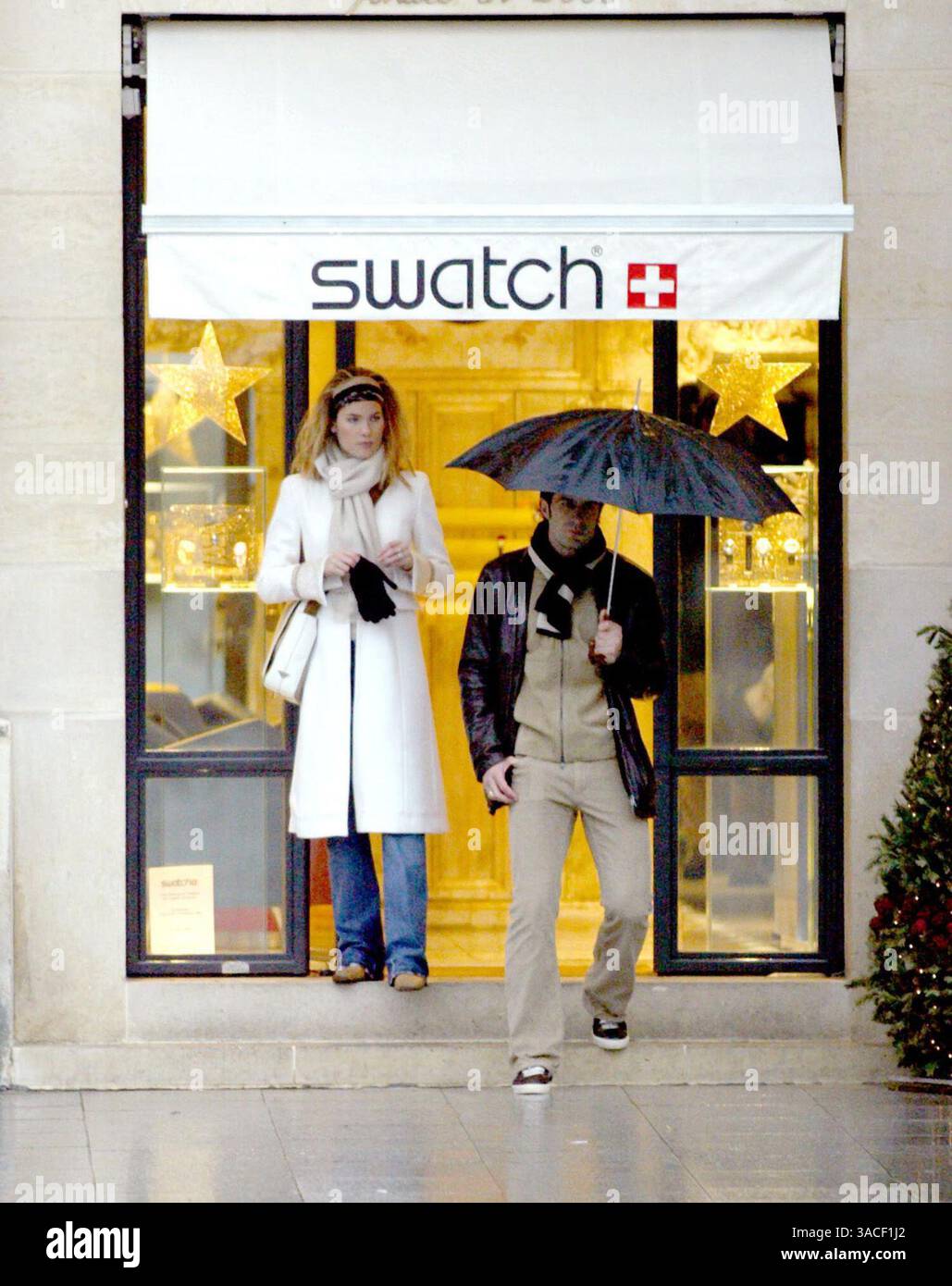 27 décembre 2002 ; Paris, France ; le footballeur du Real Madrid LUIS FIGO et sa femme HELEN SVEDIN prennent de courtes vacances loin des enfants pour faire du shopping et profiter de la compagnie de l'autre sous la pluie humide de Paris. Ils ont rendu visite à trois ou quatre bijoutiers où Luis a acheté des cadeaux pour sa belle épouse. Banque D'Images