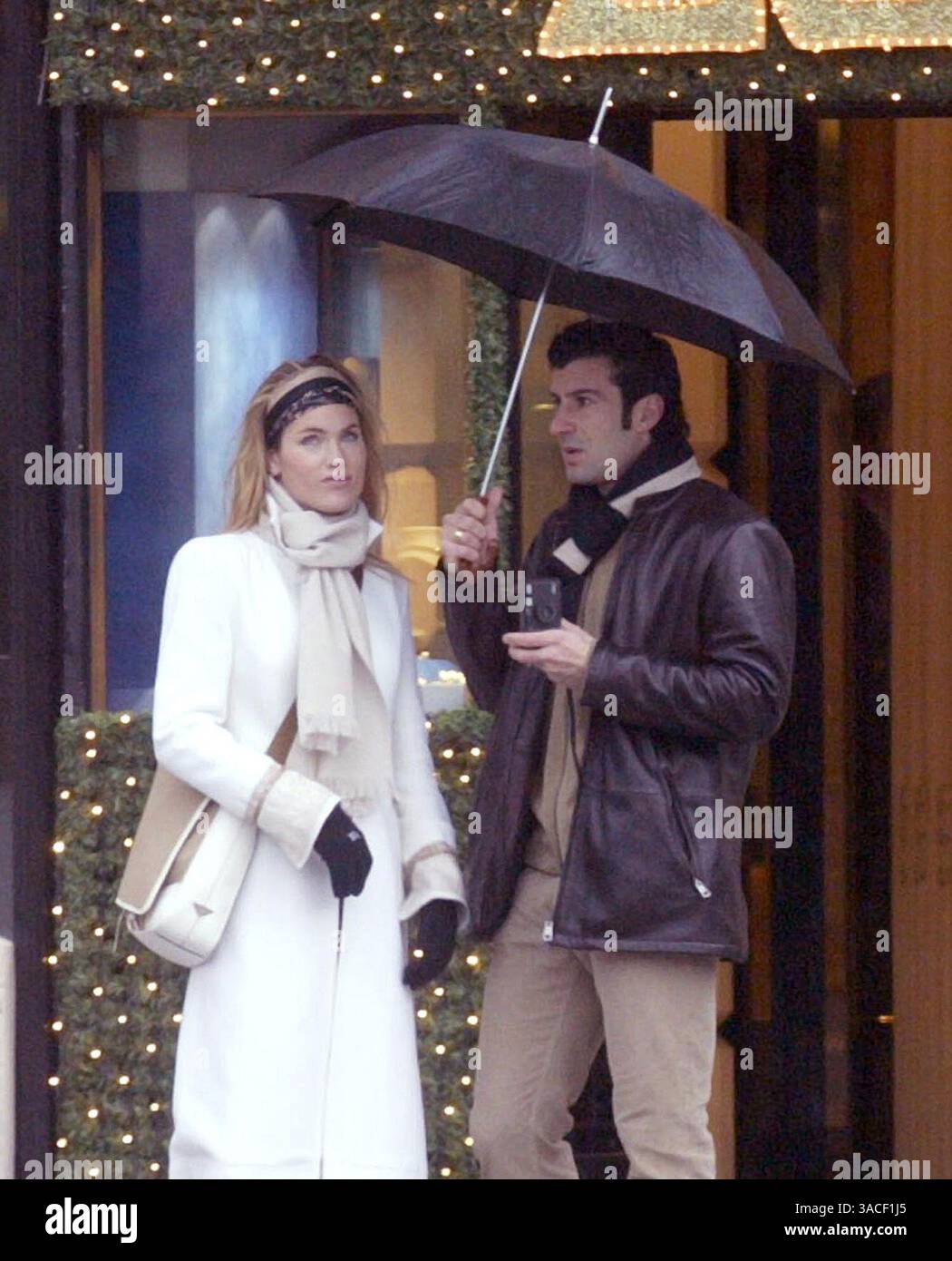 27 décembre 2002 ; Paris, France ; le footballeur du Real Madrid LUIS FIGO et sa femme HELEN SVEDIN prennent de courtes vacances loin des enfants pour faire du shopping et profiter de la compagnie de l'autre sous la pluie humide de Paris. Ils ont rendu visite à trois ou quatre bijoutiers où Luis a acheté des cadeaux pour sa belle épouse. Banque D'Images