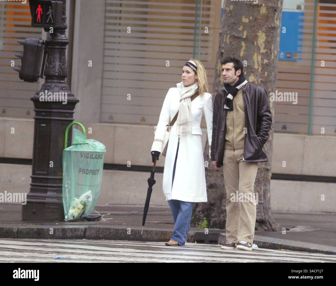 27 décembre 2002 ; Paris, France ; le footballeur du Real Madrid LUIS FIGO et sa femme HELEN SVEDIN prennent de courtes vacances loin des enfants pour faire du shopping et profiter de la compagnie de l'autre sous la pluie humide de Paris. Ils ont rendu visite à trois ou quatre bijoutiers où Luis a acheté des cadeaux pour sa belle épouse. Banque D'Images