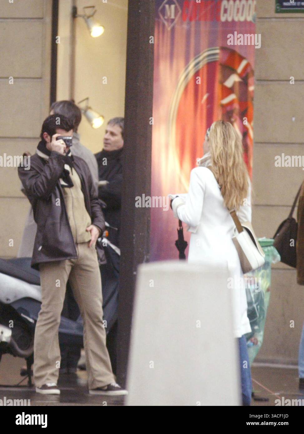 27 décembre 2002 ; Paris, France ; le footballeur du Real Madrid LUIS FIGO et sa femme HELEN SVEDIN prennent de courtes vacances loin des enfants pour faire du shopping et profiter de la compagnie de l'autre sous la pluie humide de Paris. Ils ont rendu visite à trois ou quatre bijoutiers où Luis a acheté des cadeaux pour sa belle épouse. Banque D'Images