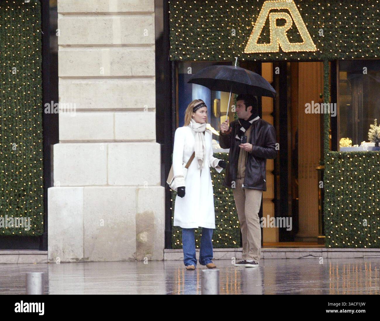27 décembre 2002 ; Paris, France ; le footballeur du Real Madrid LUIS FIGO et sa femme HELEN SVEDIN prennent de courtes vacances loin des enfants pour faire du shopping et profiter de la compagnie de l'autre sous la pluie humide de Paris. Ils ont rendu visite à trois ou quatre bijoutiers où Luis a acheté des cadeaux pour sa belle épouse. Banque D'Images