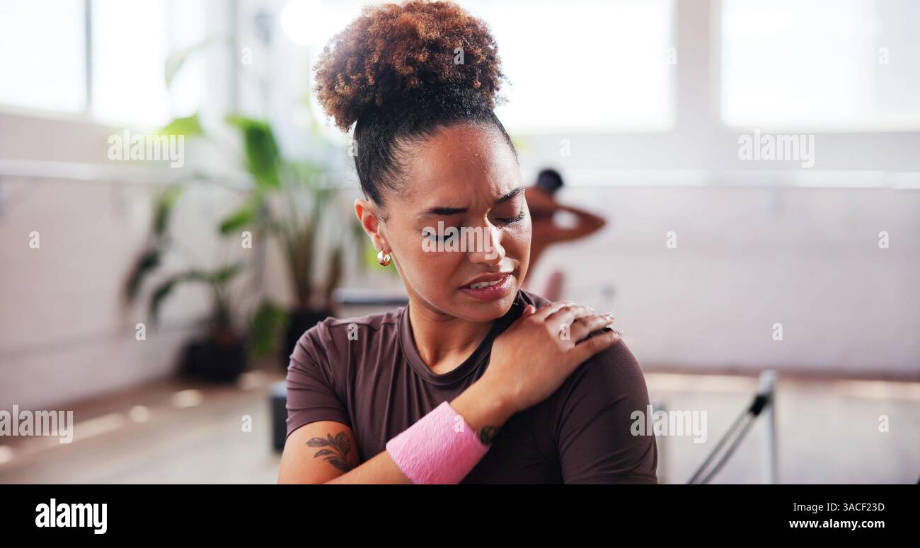 Gym, mal et femme avec douleur à l'épaule pour la forme physique, la tension musculaire et l'inflammation en studio. Burnout, personne féminine et bien-être avec massage des mains Banque D'Images
