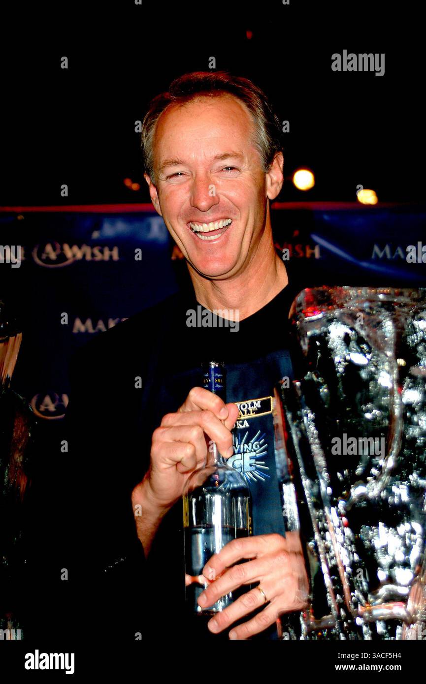 13 mars 2004 - Hollywood, Californie, États-Unis - Sinjin Smith à l'aide 'Uncork A Wish' à la 11e dégustation annuelle de vin de la Fondation Make-A-Wish et vente aux enchères au Barker Hanger à Santa Monica. Banque D'Images