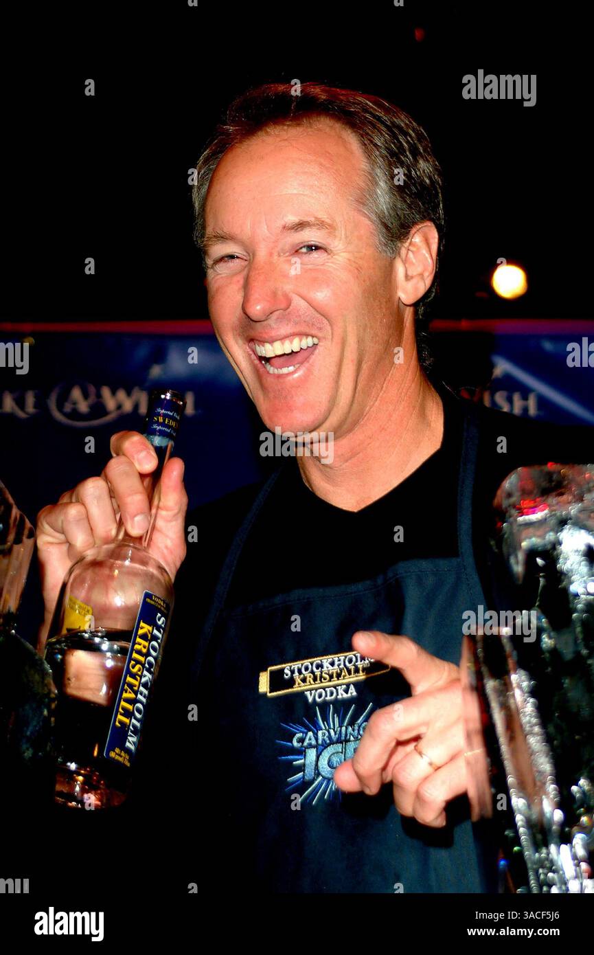 13 mars 2004 - Hollywood, Californie, États-Unis - Sinjin Smith à l'aide 'Uncork A Wish' à la 11e dégustation annuelle de vin de la Fondation Make-A-Wish et vente aux enchères au Barker Hanger à Santa Monica. Banque D'Images