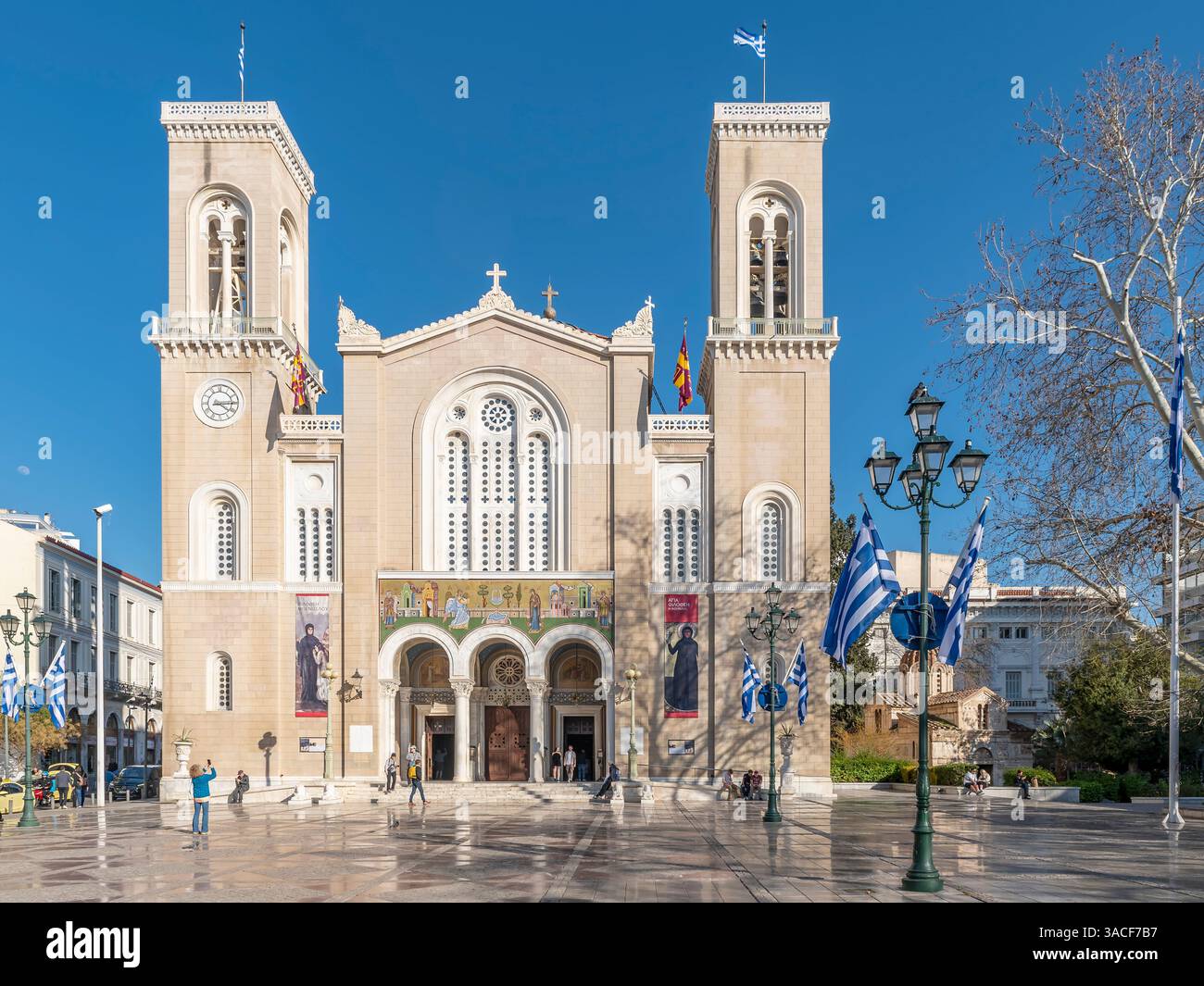 La façade de la cathédrale métropolitaine de l'Annonciation avec la plus petite cathédrale précédente à côté, Athènes, Grèce Banque D'Images