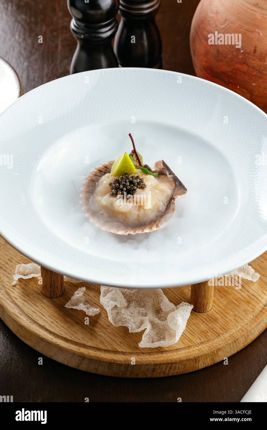 huître avec caviar noir et citron vert dans un restaurant Banque D'Images